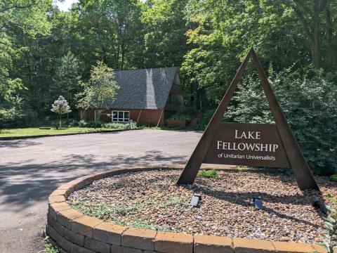 photo of the entrance to the Lake Fellowship UU property